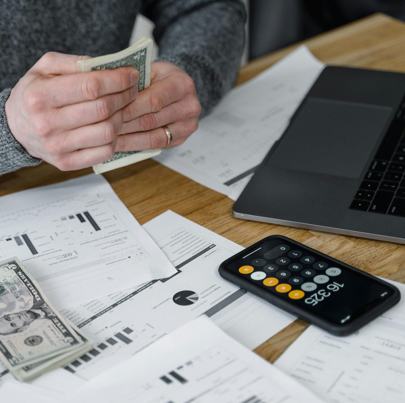 Bureau d’un service RH avec machine à calculer et fiches de paie